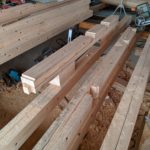 土台・大引を刻んでいますよ。