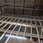 蔵の2階の床下地を取り付けています。