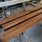 自然素材のオイルを塗っています。