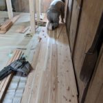 蔵の1階フロアーを貼っています。